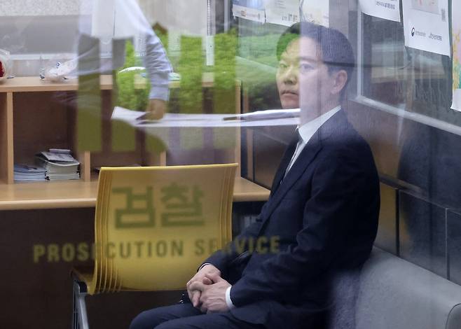 쌍방울 대북송금 사건 수사 과정에서 '연어 술파티 진술 회유 의혹'을 받는 박상용 인천지검 부부장검사가 11일 서울 서초구 대검찰청에서 열리는 감찰위원회에 출석을 자청하며 민원실에 대기하고 있다. /뉴스1