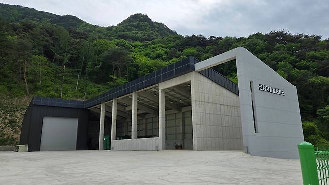 목재칩을 생산할 목적으로 건설한 괴산 산림자원순환센터. 센터 내부는 비어져 있었다. /윤희훈 기자