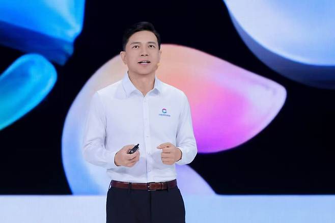 리옌훙 바이두 창업자 겸 최고경영자(CEO)가 13일 오전 베이징 국가회의센터에서 개막한 '크리에이트 2026'에서 AI 에이전트 시대 청사진을 발표하고 있다. /바이두 제공
