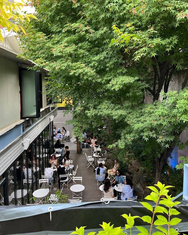 넓은 테라스 공간과 자유로운 분위기가 매력적인 이코복스 커피 스튜디오. 사진 네이버 지도 이코복스 커피 스튜디오 이태원점 업체 등록 사진