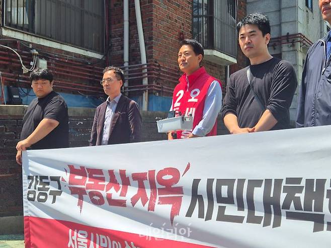 오세훈 국민의힘 서울시장 후보가 13일 서울 강동구 일대 주택가에서 부동산지옥 시민대책회의 기자회견을 하고 있다. ⓒ데일리안 김주훈 기자