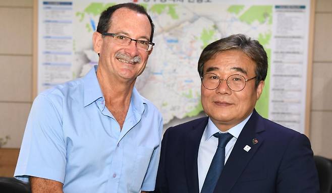 미국인 안과의사인 폴 코트라이트 씨(왼쪽). 그는 외국인의 시각에서 5·18의 참상과 시민들의 저항을 다룬 ‘5.18 푸른 눈의 증인’이라는 책을 썼다. 광주시 제공