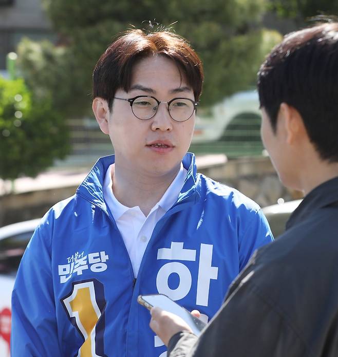 부산 북갑 국회의원 보궐선거에 출마한 더불어민주당 하정우 후보가 6일 오전 부산 북구선거관리위원회에서 예비후보 등록을 마친 뒤 취재진 질문에 답하고 있다. 부산=뉴스1