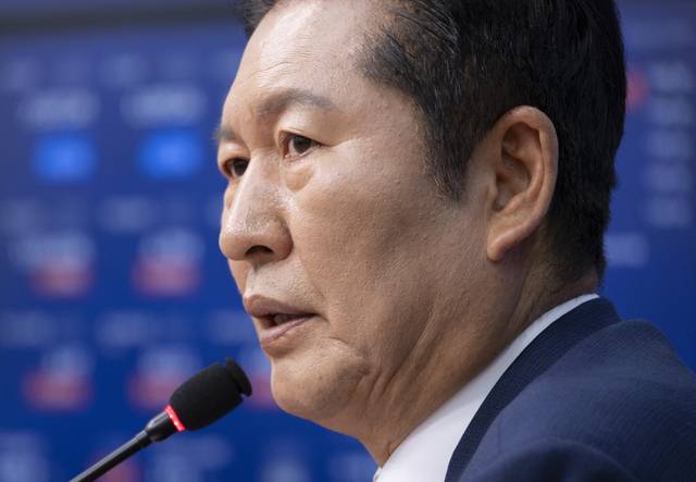 6·3 지방선거과 재보선을 21일 앞둔 13일 더불어민주당 정청래 대표가 13일 국회에서 기자회견을 마친 뒤 취재진 질문에 답하고 있다. [연합뉴스]
