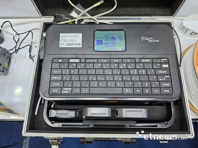 브라더코리아 '산업용 튜브 넘버링 라벨 프린터(PT-E850TKW)'. (사진=이호길 기자)