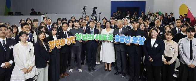 정부가 청년 1만여명을 대상으로 하는 대기업 직업훈련 프로그램 'K-뉴딜 아카데미'를 6월부터 개시한다. 사진은 지난달 29일 서울 양재동 aT센터에서 열린 민관합동 청년 뉴딜 보고회에서 정부와 기업 대표, 청년들이 기념촬영을 하는 모습. 연합뉴스
