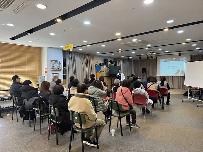 인천참사랑병원에서 천영훈 원장이 중독 가족 교육을 진행하고 있다. 인천참사랑병원 제공