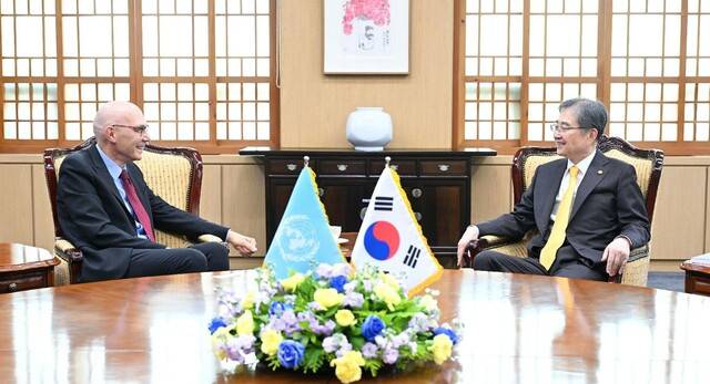조현 외교부 장관이 13일 외교부 청사에서 볼커 튀르크 유엔 인권최고대표를 만나 대화하고 있다. 외교부 제공
