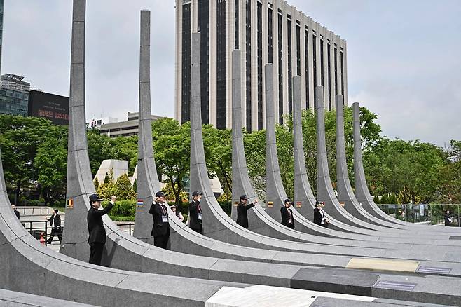 12일 서울 종로구 광화문광장에서 '감사의 정원' 준공식이 열려 내빈과 참석자들이 22개국 6.25 참전 국가를 상징하는 조형물을 살펴보고 있다. 정다빈 기자
