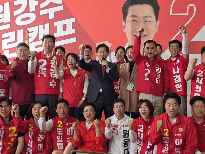 10일 국민의힘 원강수 원주시장 예비후보의 열린캠프 개소식에 참석한 김진태 국민의힘 강원지사 후보와 김문수 당 명예선거대책위원장, 박정하 의원, 6.3지방선거 출마자가 기념촬영을 하고 있다. 김 후보 측 제공