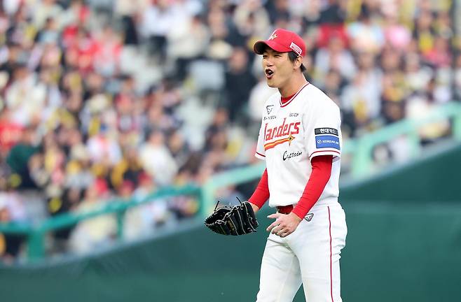 SSG 랜더스의 왼손 투수 김광현. 그는 MLB 세인트루이스와의 계약이 종료되자 2022년 초 SSG와 다년 계약을 체결하며 한국 무대로 복귀했다. 뉴시스
