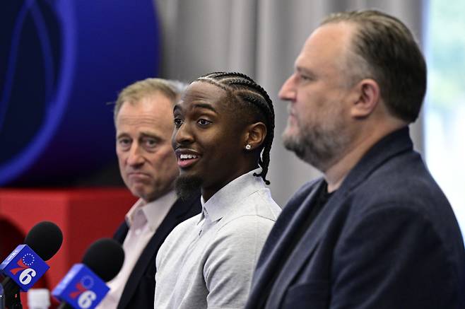 <yonhap photo-0435=""> Philadelphia 76ers' Tyrese Maxey, center, owner Josh Harris, rear, and president Daryl Morey speak with members of the media at the NBA basketball team's practice facility, Tuesday, July 23, 2024, in Camden, N.J. (AP Photo/Derik Hamilton)/2024-07-24 01:50:29/ <저작권자 ⓒ 1980~2024 ㈜연합뉴스. 무단 전재 재배포 금지, AI 학습 및 활용 금지></yonhap>