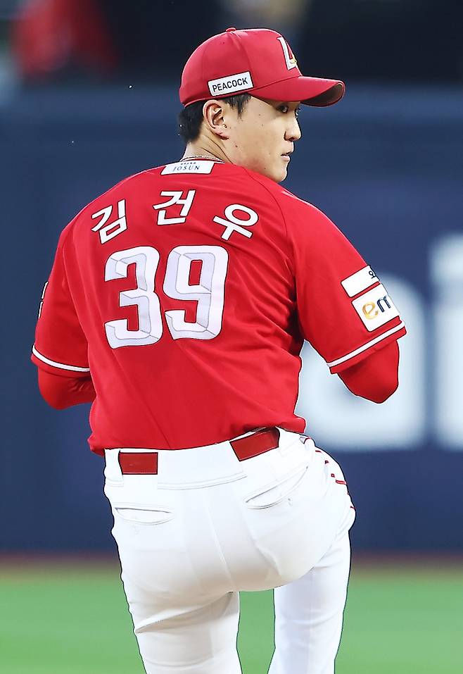 12일 인천 수원전에 선발 등판해 투구하는 김건우. SSG 제공