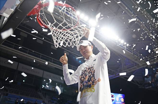 <yonhap photo-8095=""> 그물 세리머니하는 이상민 감독 (고양=연합뉴스) 윤동진 기자 = 13일 고양소노아레나에서 열린 2025~26 KBL 플레이오프 챔피언 결정전 고양 소노 스카이거너스 대 부산 KCC 이지스 5차전 경기. 이날 경기에서 승리하며 챔피언 자리에 오른 부산 KCC 이상민 감독이 그물 세리머니를 하고 있다. 2026.5.13 mon@yna.co.kr/2026-05-13 21:24:55/ 연합뉴스</yonhap>