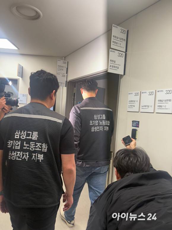 최승호 초기업노동조합 삼성전자지부 위원장이 12일 오후 6시 18분께 세종시 정부세종청사 중앙노동위원회에서 열린 2차 사후조정회의 도중 회의장 밖으로 나와 취재진과 대화한 뒤 돌아가고 있다. [사진=권서아 기자]