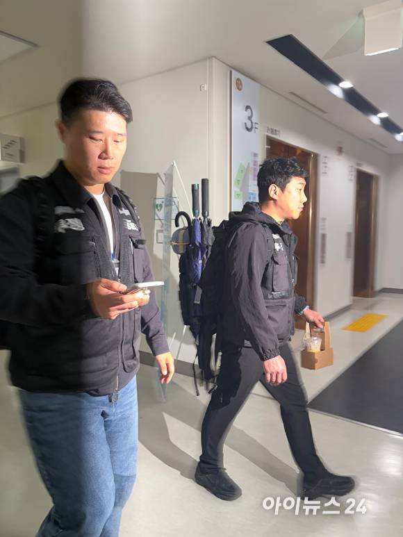 최승호 초기업노동조합 삼성전자 지부(이하 초기업노조) 위원장이 13일 오전 2시53분께 세종시 정부세종청사 중앙노동위원회 제1조정회의실에서 열린 2차 사후조정회의장을 나왔다. [사진=권서아 기자]