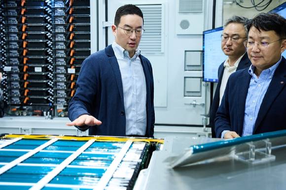 구광모 LG 대표(왼쪽)가 LG에너지솔루션의 북미 ESS SI 전문 자회사 버테크에서 ESS 배터리팩에 들어가는 파우치형 배터리셀을 살펴보고 있다. [사진=LG]