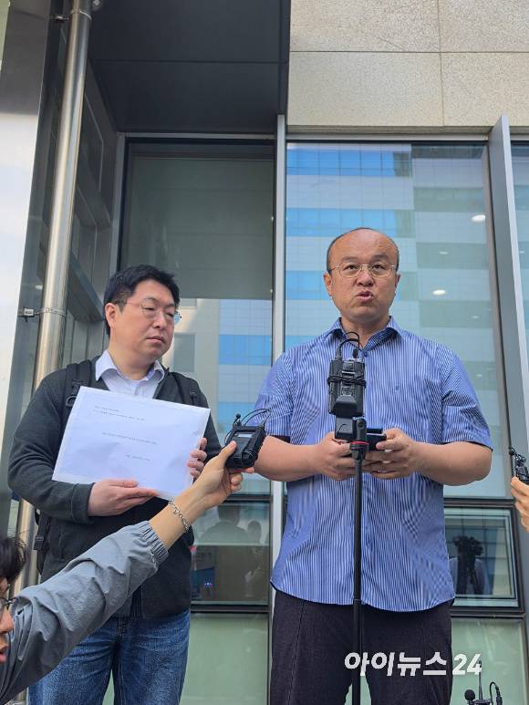 민경권 주주운동본부 대표가 13일 오전 수원지방법원에서 삼성전자가 노조 측에 제기한 '위법 쟁의행위 금지 가처분' 2차 심문을 앞두고 소액주주 탄원서를 제출한 뒤 입장을 밝히고 있다. [사진=황세웅 기자]