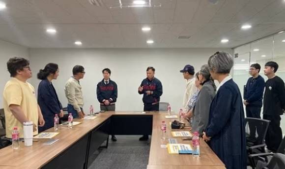 롯데 구단에 항의 방문한 노무현재단 [사진=노무현재단 ]