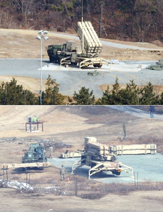 지난 3월 10일 미국 국방부가 한국에 배치된 사드(THAAD·고고도 미사일 방어체계) 중 일부를 중동 지역으로 이동시키고 있다는 보도가 나온 가운데 같은달 5일 경북 성주군의 미군 사드 기지에서 방공무기 발사대 해체 작업(사진 아래)이 진행되고 있다. 같은 시각 다른 발사대(사진 위쪽)는 준비 태세를 갖춘 모습이다. 연합뉴스