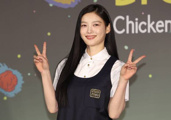 이해를 돕기 위한 사진. 배우 김유정이 브이 포즈를 취하고 있다. 연합뉴스