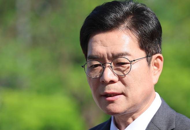 정원오 더불어민주당 서울시장 후보가 13일 서울시청 앞 광장에서 열린 "대한민국의 미래를 함께 열겠습니다" 서울-충북 상생 협약식에서 이날 발표된 여론조사 지지율과 관련한 질문에 답하고 있다. 뉴스1
