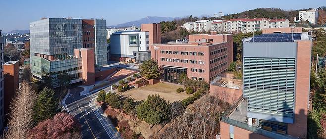 옛 농촌경제연구원 부지에 들어선 홍릉 서울바이오허브. 아이디어를 가진 바이오 연구자나 초기 창업기업이 실제 비즈니스로 성장할 수 있도록 돕는 역할을 하는 창업 인큐베이터다. [사진 서울바이오허브]