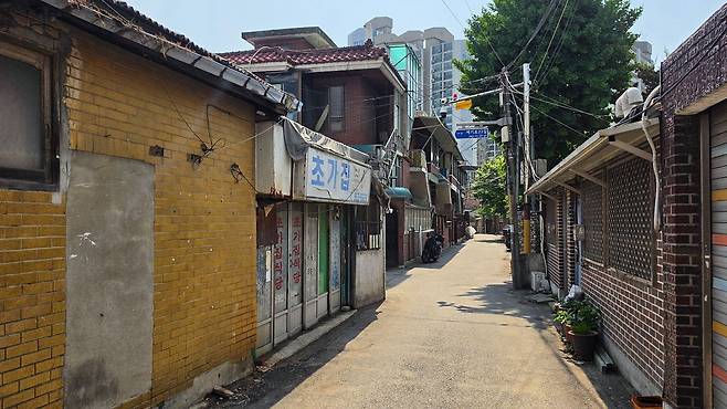 청량리 재개발 6구역. 차량이 통행하기 어려운 좁은 골목에 노후 주택들이 모여있다. 최준호 기자