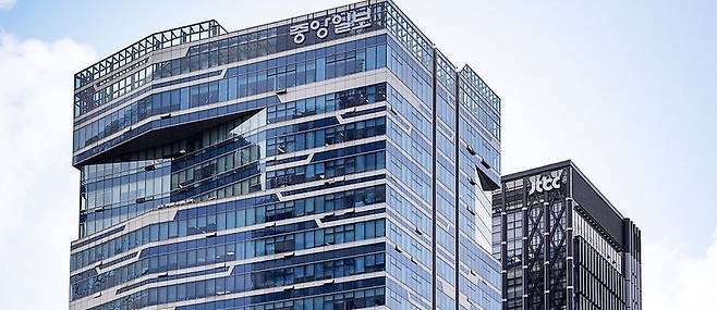 중앙그룹 경영 상황을 두고 ‘중앙일보 M&A설’이나 ‘JTBC·중앙일보 사옥 매각’ 보도가 나오는 등 금융투자업계와 언론계에서 지속 우려가 제기되고 있다. 그룹 내 회사 전반의 재무 여건, 유동성 위기와 맞물려 구설이 이어진다. 사진은 최근 매각 대상으로 보도에서 거론된 서울 마포구 중앙일보와 JTBC 사옥 모습. /중앙그룹 제공