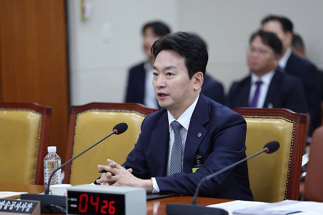 지난해 8월26일 서울 여의도 국회 과학기술정보방송통신위원회 전체회의에서 의원 질의에 답하고 있다. /뉴시스