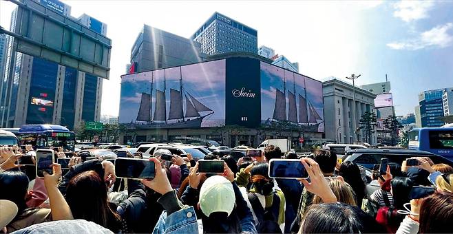 지난 3월 신세계백화점 본점 신세계스퀘어에서 방탄소년단(BTS)의 신곡 뮤직비디오 영상이 상영되고 있다.  신세계백화점 제공