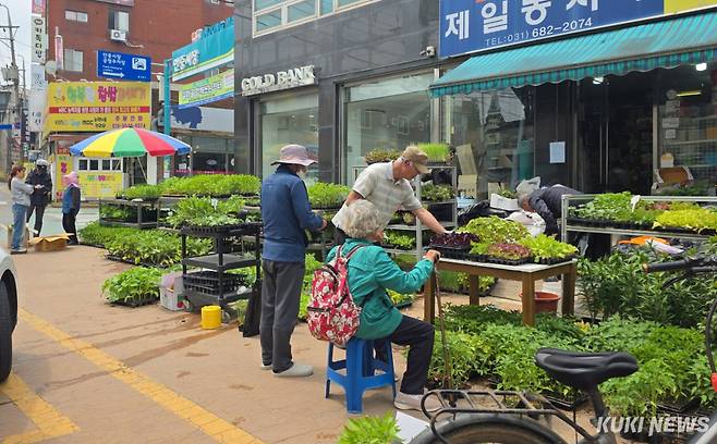 경기 평택시 안중읍에 위치한 안중전통시장에서 안중읍 거주 시민들이 물건을 살피고 있다. 김미경 기자