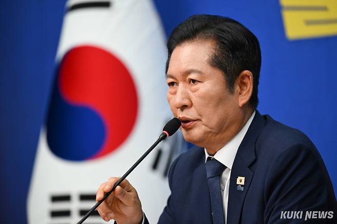 정청래 더불어민주당 대표가 13일 국회 당대표회의실에서 기자회견 후 기자들의 질문에 답하고 있다. 임은재 기자
