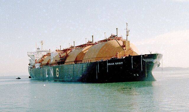 1986년 10월 인도네시아산 액화천연가스(LNG)를 싣고 평택항으로 들어오고 있는 LNG선 스피릿호의 모습. 한국가스공사 제공