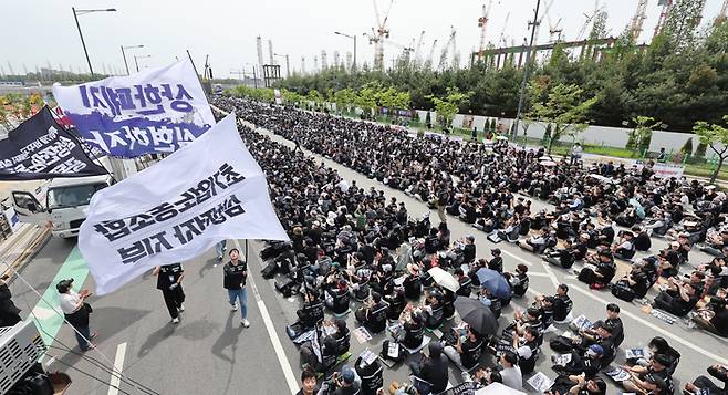 지난달 23일 경기도 평택시 삼성전자 평택캠퍼스 앞에서 삼성전자 노동조합 공동투쟁본부의 ‘투명하게 바꾸고, 상한폐지 실현하자-4/23 투쟁 결의대회’가 열리고 있다. [사진 출처 = 연합뉴스]