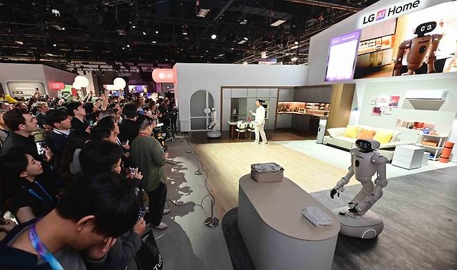지난 1월 미국 라스베이거스에서 열리고 있는 세계 최대 가전∙IT 전시회 ‘CES 2026’에서 관람객들이 LG전자의 홈 로봇 ‘LG 클로이드’와 로봇의 관절 역할을 하는 액추에이터 브랜드 ‘LG 액추에이터 악시움’을 경험하고 있다. [LG전자]