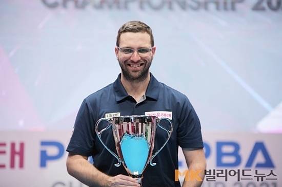 2019년부터 프로당구 PBA서 활약해온 원년 멤버 팔라손이 26/27시즌 PBA에 미등록, PBA를 떠난다. 팔라손은 스페인으로 돌아가 가족과 함께하며 네덜란드 등 유럼 무대에서 당구선수 활동을 계속한다. 사진은 20/21시즌 크라운해태PBA챔피언십 결승에서 강민구를 꺾고 우승한 팔라손이 우승 트로피를 들고 포즈를 취하고 있다. (사진=MK빌리어드뉴스 DB)