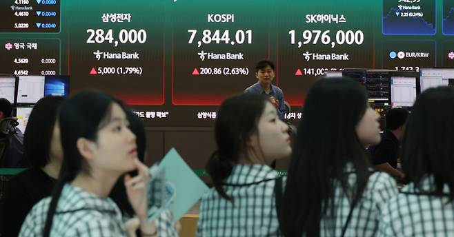 13일 코스피 지수가 삼성전자와 SK하이닉스의 상승에 힘입어 7800선을 다시 사수한 가운데 하나은행 딜링룸에 지수가 표기돼 있다. [이승환 기자]