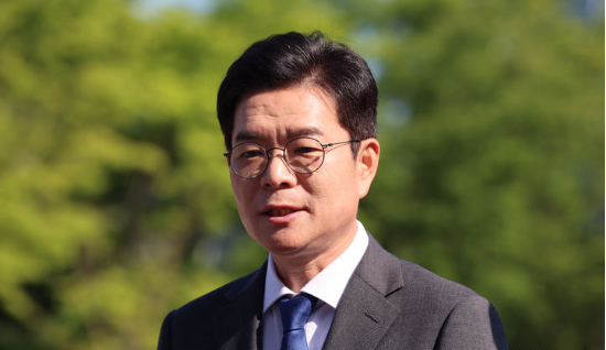 정원오 더불어민주당 서울시장 후보가 13일 오전 서울 중구 서울광장에서 열린 서울-충북 상생 협약식에서 취재진 질문에 답하고 있다. (뉴시스)