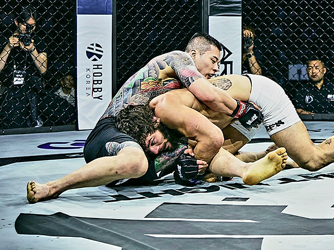 Contender Series 황인수가 2026년 5월 서울올림픽핸드볼경기장 Z-Fight Night 04 메인이벤트에서 빅리그 10경기 앨릭스 에런 펄리지의 테이크다운을 막고 있다. ‘코리안 좀비’ 정찬성 대표의 ZFN은 UFC Fight Pass를 통해 중남미 제외 글로벌 생중계된다. 사진=MCP ECC