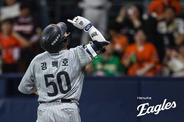 강백호가 12일 키움전에서 홈런을 친 뒤 세리머니를 펼치고 있다. 사진=한화 제공