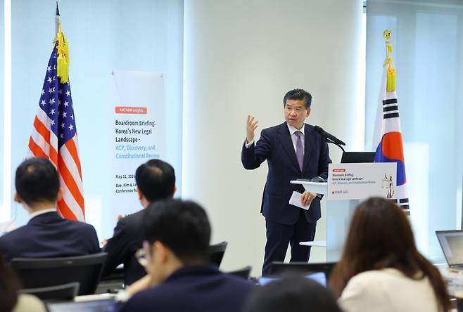 제임스 김 암참 회장 겸 대표이사가 지난 12일 서울 종로구 법무법인 태평양 본사에서 '한국 법률 환경의 새로운 지형도'를 주제로 열린 '암참 인사이트 세미나'에서 개회사하고 있다./사진= 주한미국상공회의소(암참) 제공