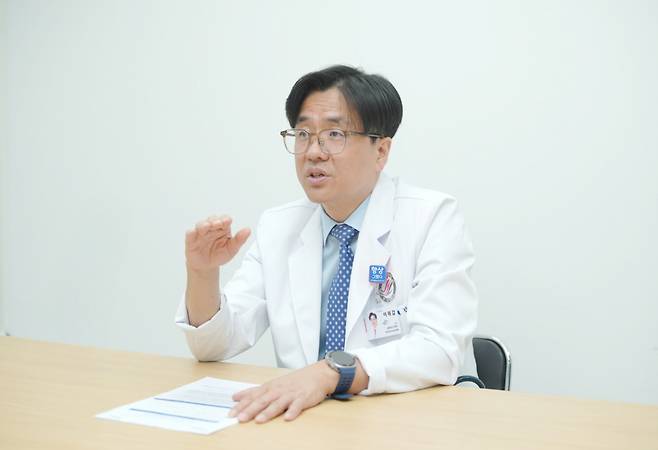 이재갑 한림대학교 강남성심병원 감염내과 교수가 머니투데이와 인터뷰하고 있다./사진= 코로나19 후유증 조사연구 사무국