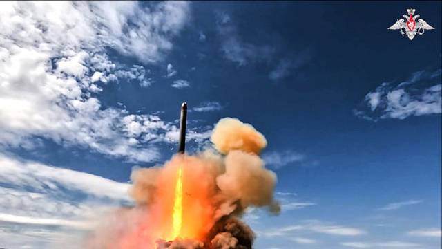 12일 러시아군이 시험 발사에 성공한 RS-28 ‘사르마트’ 대륙간탄도미사일(ICBM)이 구름을 뚫고 하늘로 솟구치고 있다.  로이터 연합뉴스