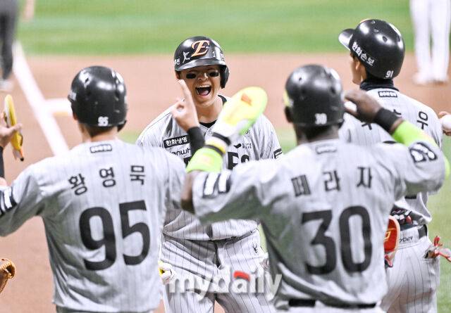 12일 오후 서울 고척스카이돔에서 진행된 '2026 프로야구 KBO리그' 키움 히어로즈와 한화 이글스의 경기. 한화 노시환이 1회초 1사 만루서 만루홈런을 터뜨린 뒤 포효하고 있다./고척=송일섭 기자 andlyu@mydaily.co.kr