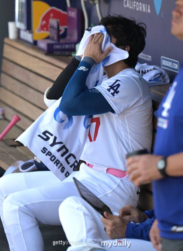 오타니 쇼헤이가 더그아웃에서 수건으로 얼굴을 닦고 있다./게티이미지코리아