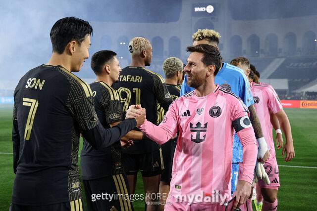 13일 영국 'BBC' 보도에 따르면 리오넬 메시(인터 마이애미)가 손흥민(LA FC)을 제치고 MLS 최고 연봉자로 등극했다. MLS 개막전을 앞두고 악수를 나누고 있는 손흥민(왼쪽)과 메시./게티이미지코리아