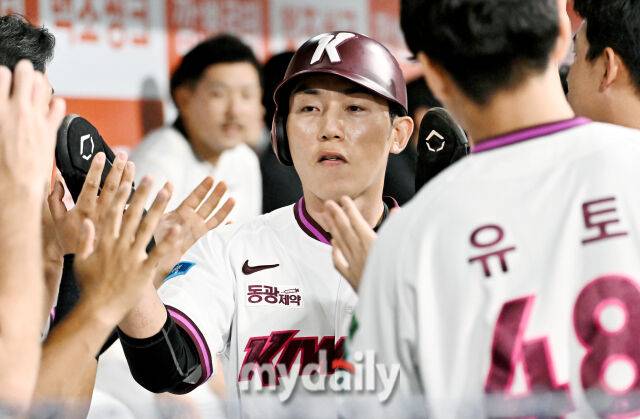 13일 오후 서울 고척스카이돔에서 진행된 '2026 프로야구 KBO리그' 키움히어로즈와 한화이글스의 경기. 키움 서건창이 1회말 1사 1,3루서 임병욱의 적시타때 홈을 밟은 뒤 덕아웃서 환호하고 있다./고척=송일섭 기자 abdlyu@mydaily.co.kr