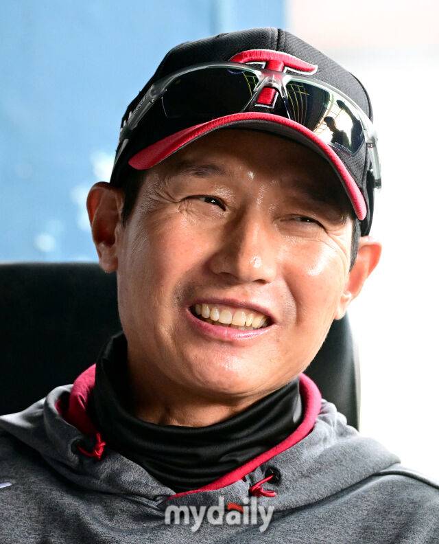 2026년 4월 21일 오후 서울 잠실구장에서 열린 '2026 신한 SOL KBO리그' 한화 이글스와 LG 트윈스의 경기. LG 염경엽 감독이 취재진들과 이야기를 나누고 있다./마이데일리