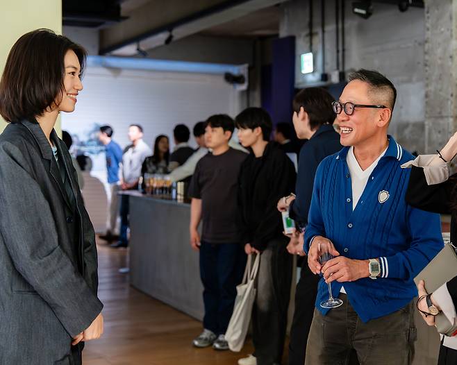 정태영 현대카드 부회장이 서울 용산구 한남동 현대카드 스토리지에서 열린 ‘우리들의 움직이는 이미지’ 전시에서 가수 겸 배우 김도연과 함께 대화를 나누는 모습. [현대카드 제공]